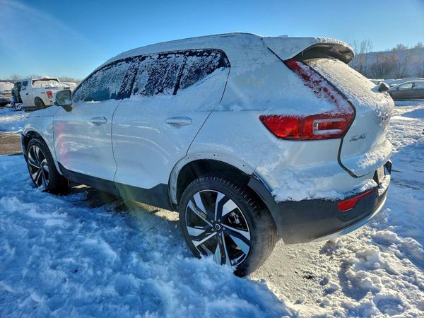 2025 VOLVO XC40