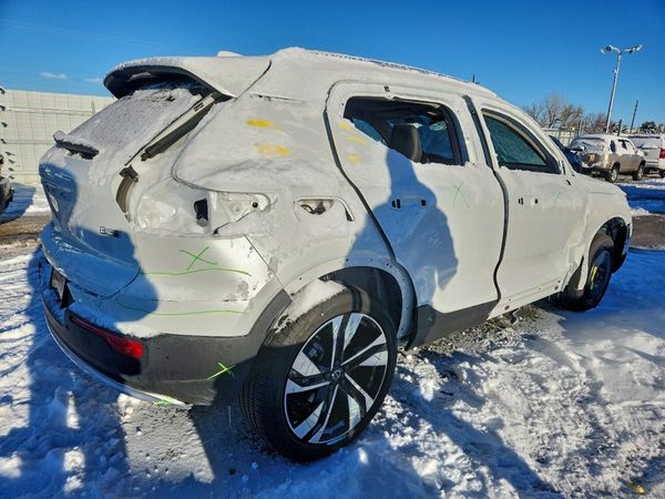 2025 VOLVO XC40