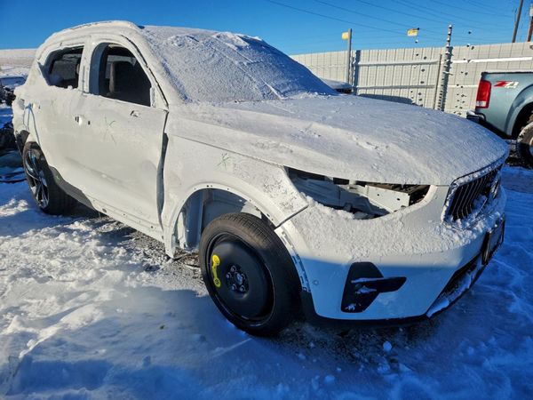 2025 VOLVO XC40