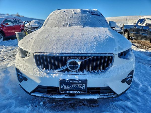 2025 VOLVO XC40