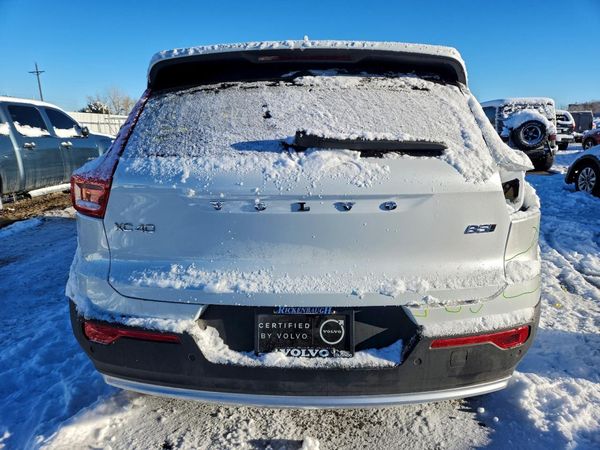 2025 VOLVO XC40