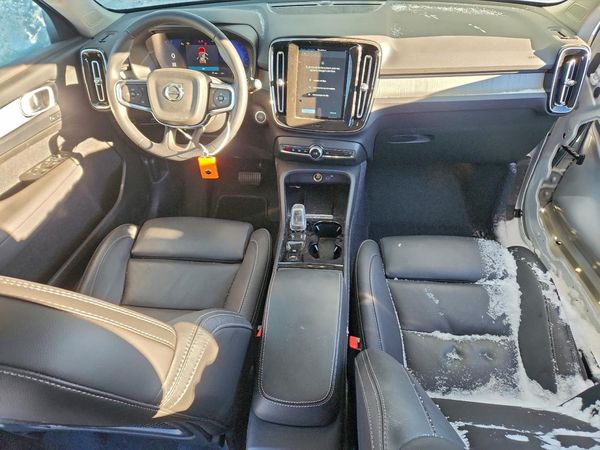 2025 VOLVO XC40