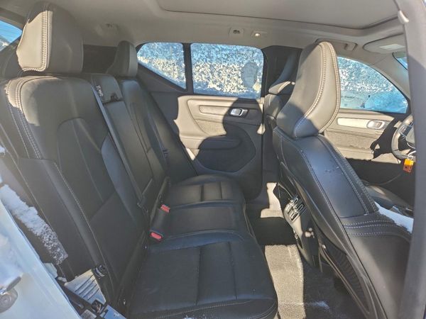 2025 VOLVO XC40