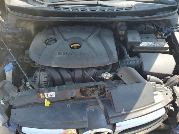 2013 HYUNDAI ELANTRA — Engine bay