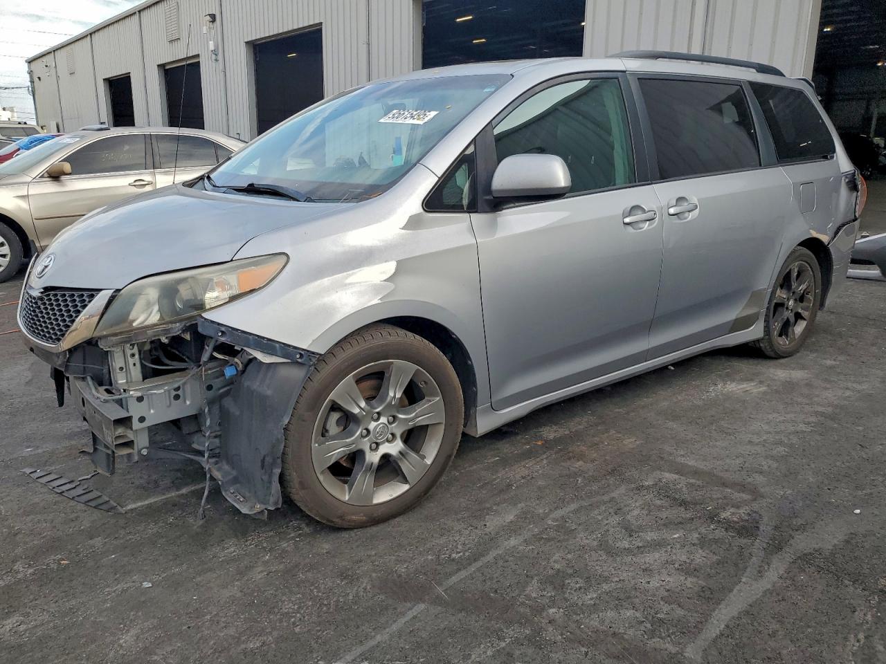 2012 TOYOTA SIENNA
