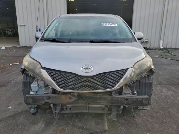 2012 TOYOTA SIENNA