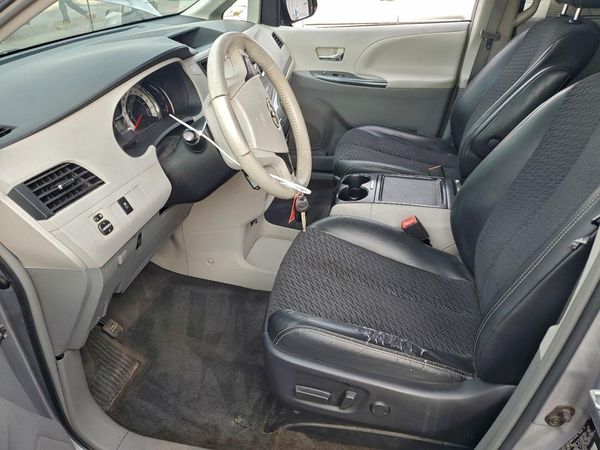 2012 TOYOTA SIENNA