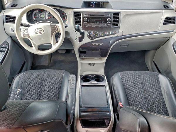 2012 TOYOTA SIENNA