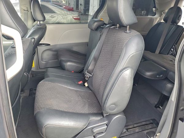2012 TOYOTA SIENNA