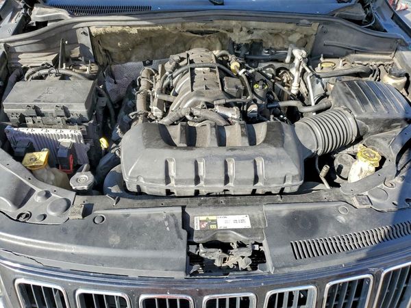 2014 JEEP GRAND CHER Limited — Engine bay