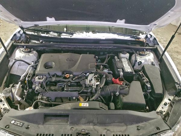 2020 TOYOTA CAMRY SE — Engine bay