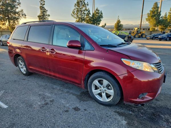 2013 TOYOTA SIENNA
