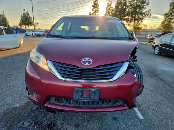 2013 TOYOTA SIENNA