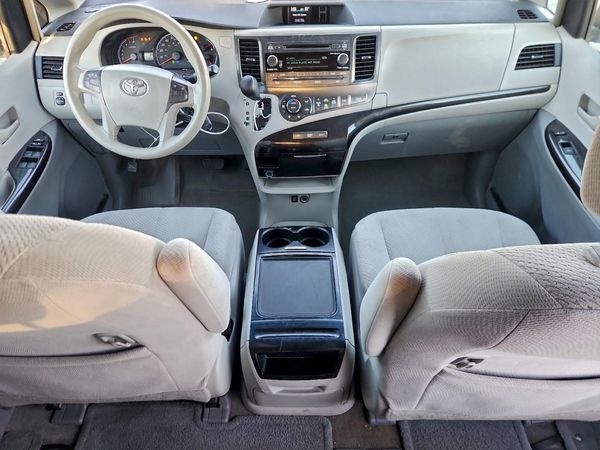 2013 TOYOTA SIENNA