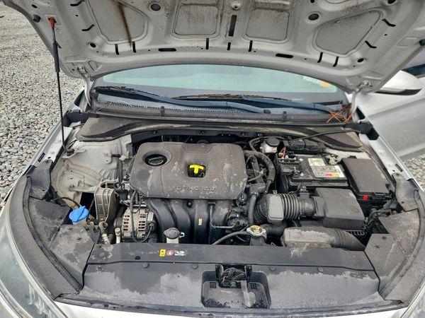 2020 HYUNDAI ELANTRA SE — Engine bay