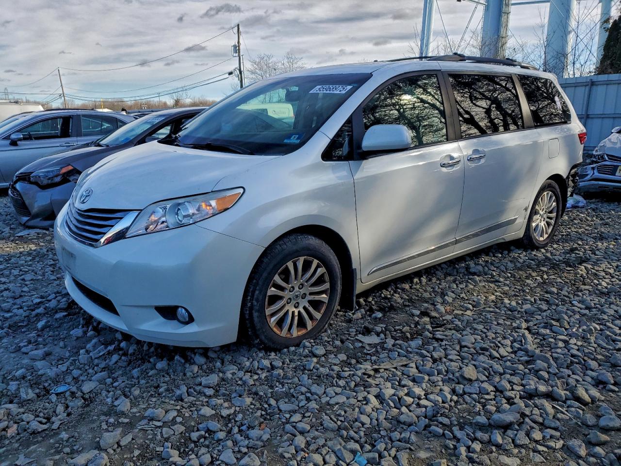 2016 TOYOTA SIENNA