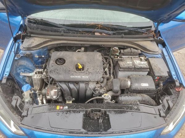 2017 HYUNDAI ELANTRA — Engine bay