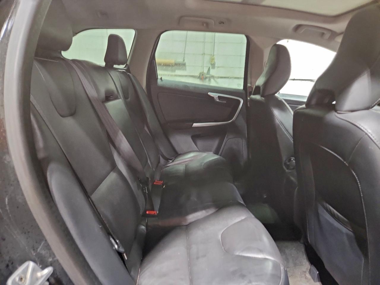 2015 VOLVO XC60 Platinum (non R design)