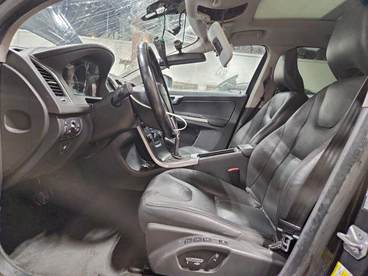2015 VOLVO XC60 Platinum (non R design)