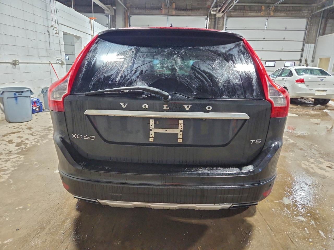 2015 VOLVO XC60 Platinum (non R design)