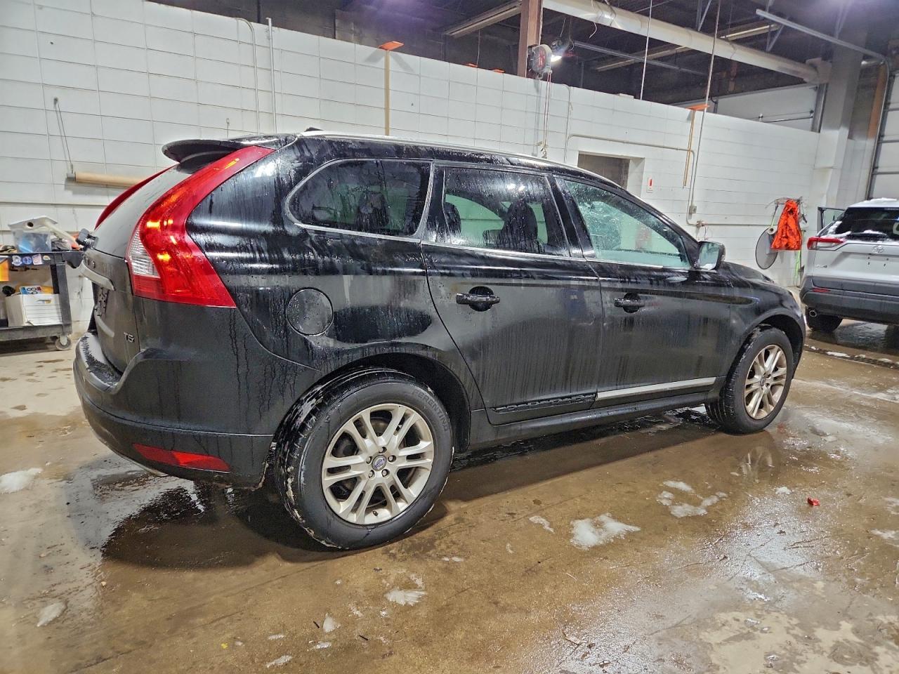 2015 VOLVO XC60 Platinum (non R design)