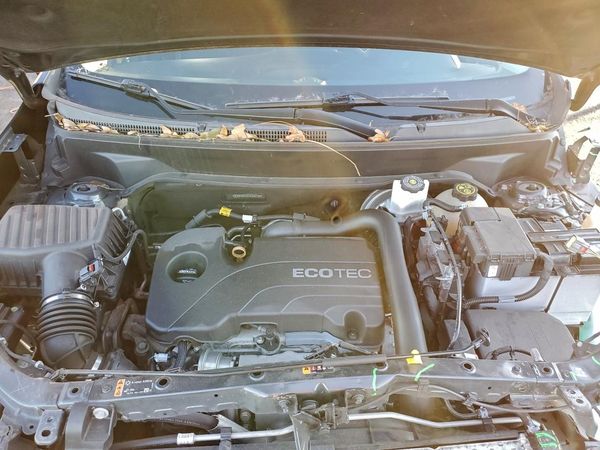 2020 CHEVROLET EQUINOX LT (1LT) — Engine bay