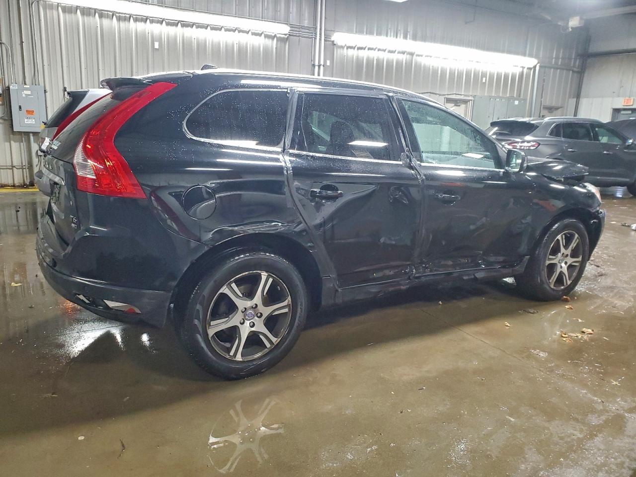 2015 VOLVO XC60 Platinum (non R design)