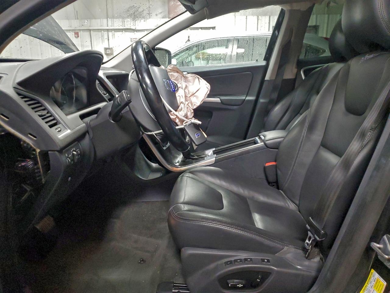 2015 VOLVO XC60 Platinum (non R design)