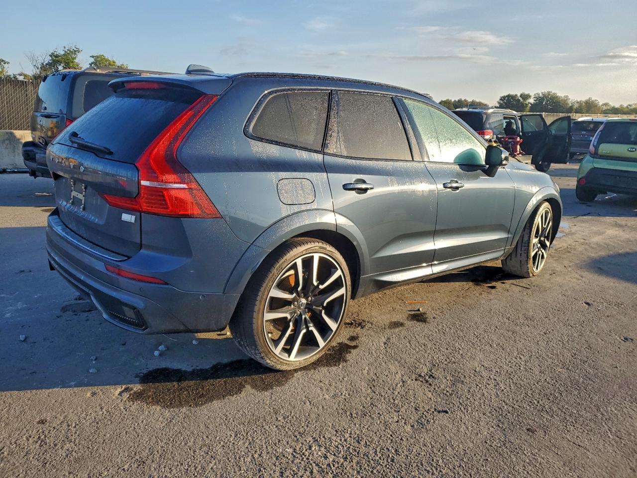 2024 VOLVO XC60 Ultimate Dark