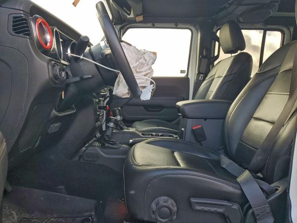 2022 JEEP WRANGLER Unlimited Sahara — DENT