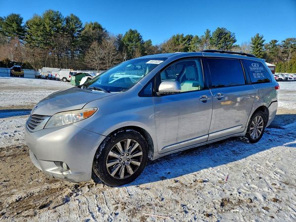 2013 TOYOTA SIENNA