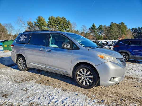 2013 TOYOTA SIENNA