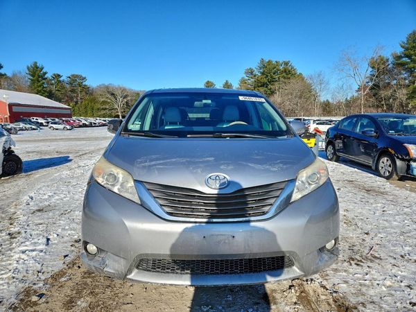 2013 TOYOTA SIENNA