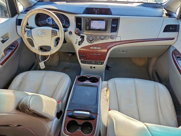 2013 TOYOTA SIENNA
