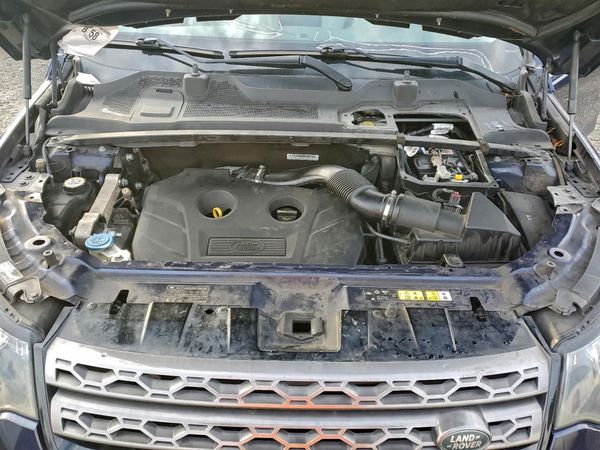 2016 LAND ROVER DISCOVERY SE — Engine bay