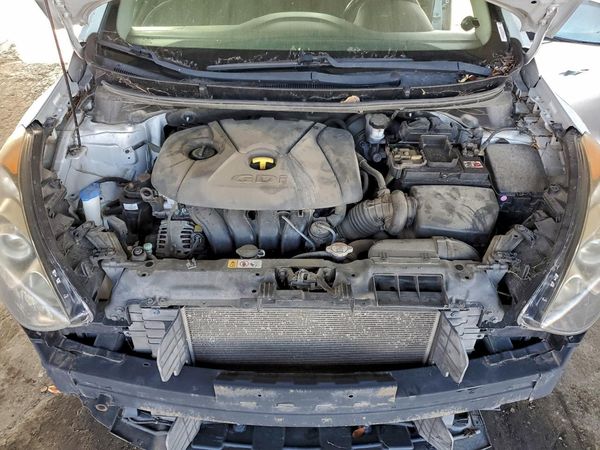 2016 HYUNDAI ELANTRA — Engine bay