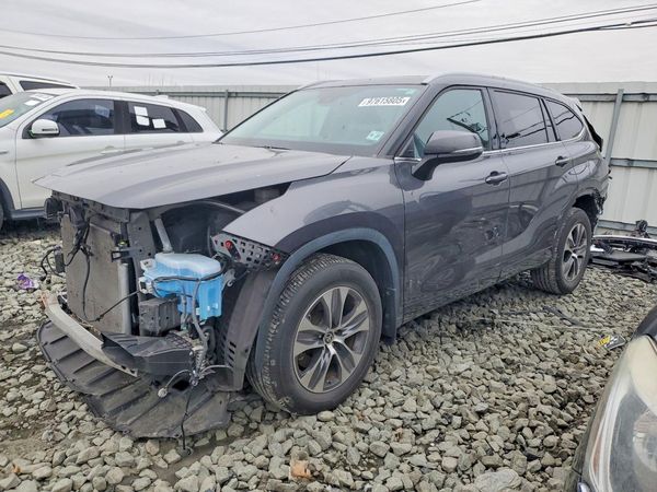 2022 TOYOTA HIGHLANDER XLE