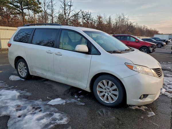 2015 TOYOTA SIENNA