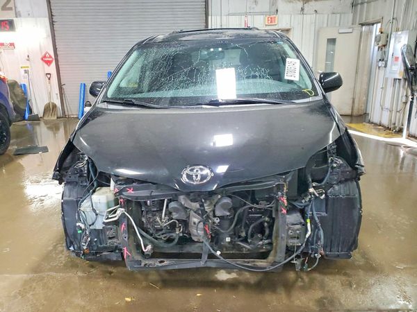 2017 TOYOTA SIENNA