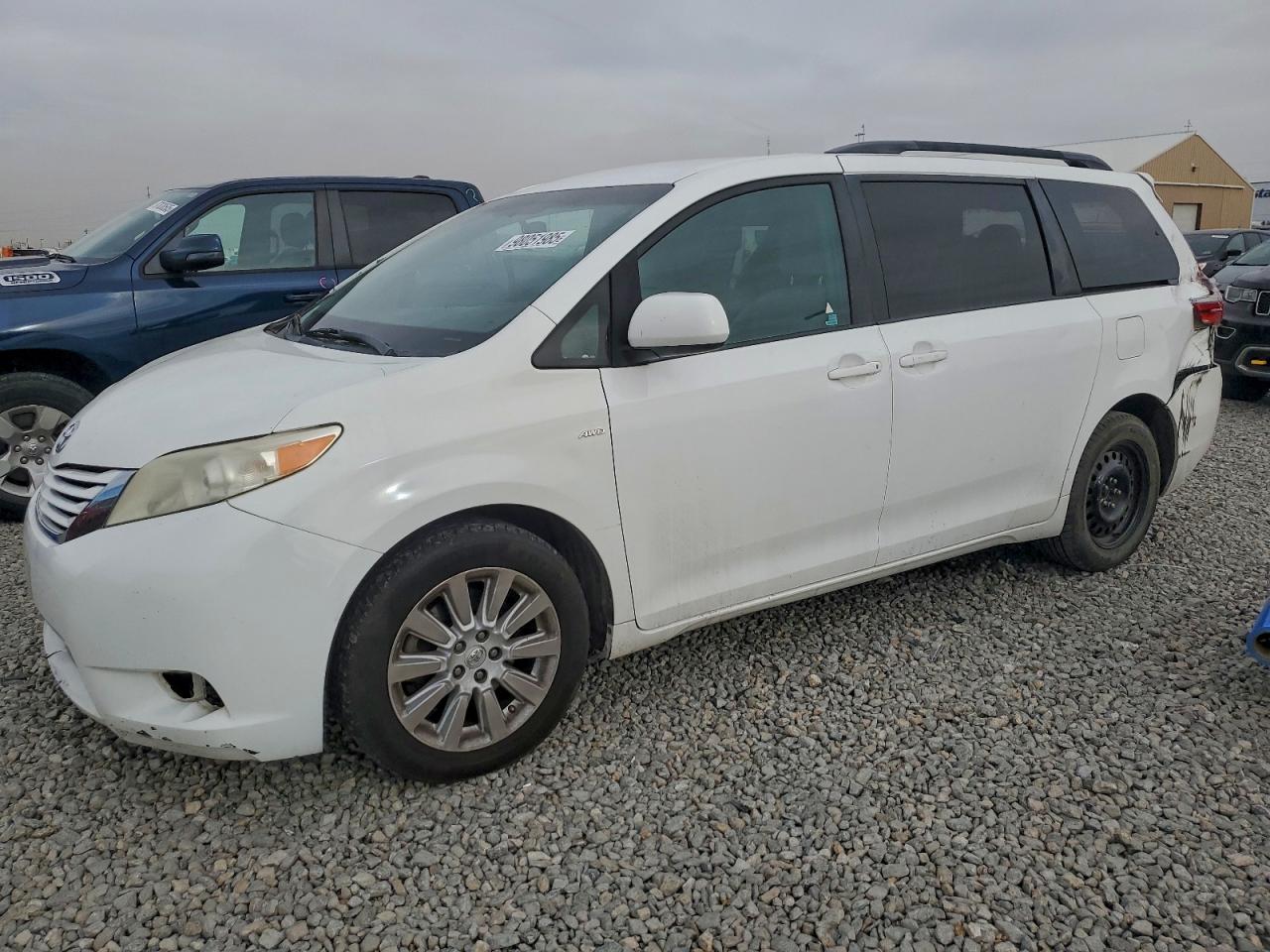 2016 TOYOTA SIENNA