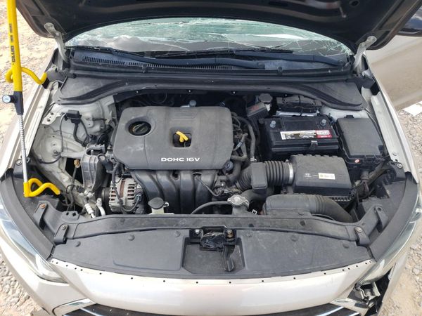 2017 HYUNDAI ELANTRA SE Base — Engine bay