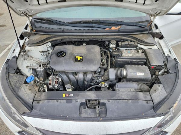 2019 HYUNDAI ELANTRA SE — Engine bay