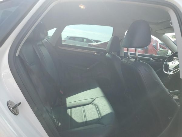 2017 VOLKSWAGEN PASSAT SE