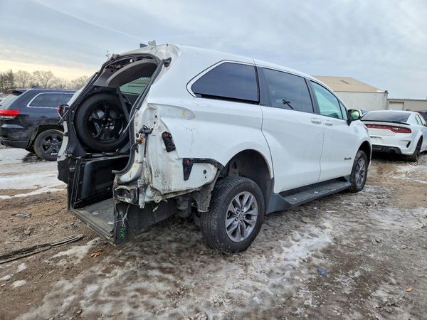 2024 TOYOTA SIENNA