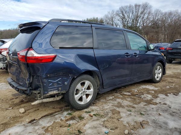 2019 TOYOTA SIENNA LE