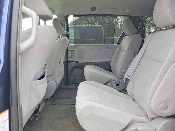 2019 TOYOTA SIENNA LE
