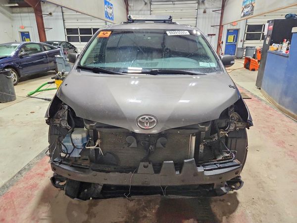 2016 TOYOTA SIENNA