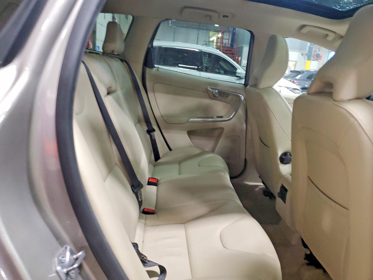 2015 VOLVO XC60 Premier (non R design)