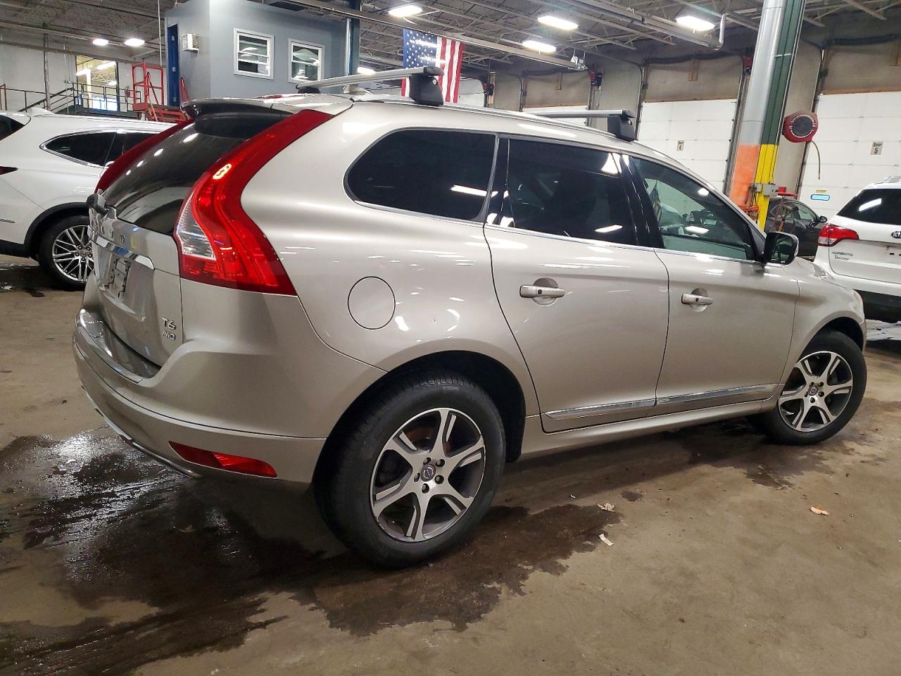 2015 VOLVO XC60 Premier (non R design)