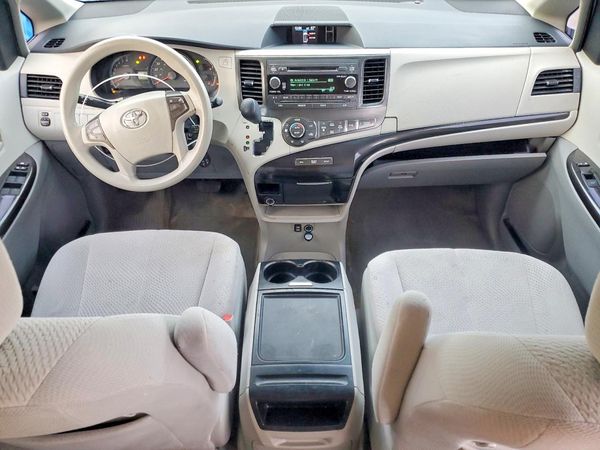 2013 TOYOTA SIENNA